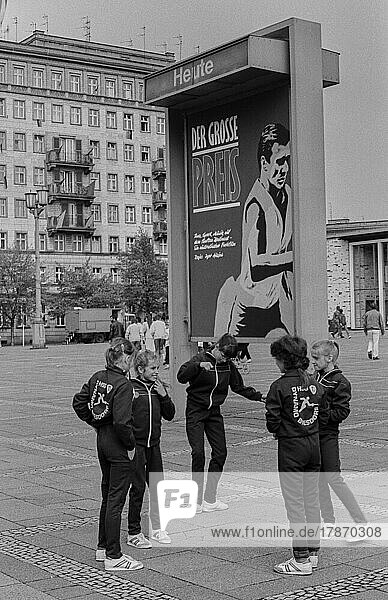 DDR  Berlin  01. 05. 1987  1. Mai Kundgebung 1987 auf der Karl-Marx-Allee  junge Sportlerinnen vor dem Kino Kosmos