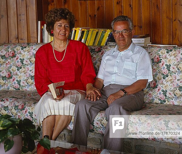 Altes Ehepaar auf dem Sofa