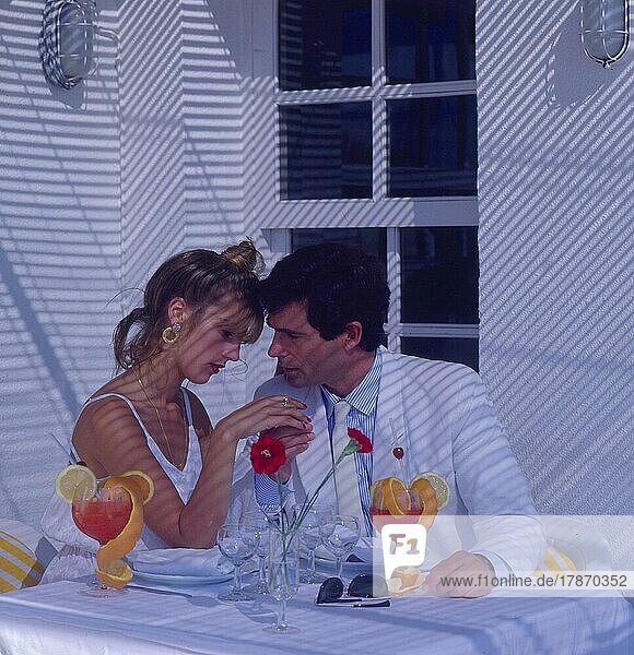 Junges Paar beim Essen Liebespaar Restaurant  Terrasse