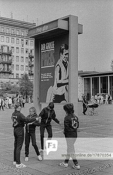 DDR  Berlin  01. 05. 1987  1. Mai Kundgebung 1987 auf der Karl-Marx-Allee  junge Sportlerinnen vor dem Kino Kosmos
