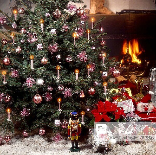 Geschenke am unterm Weihnachtsbaum  brennender Kamin und Kerzen am Baum  Weihnachtszeit  Advent  Presents in under the Christmas tree  burning chimney and candles in the tree  yule tide