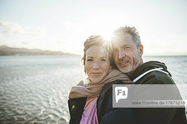 Glückliches älteres Paar im Urlaub am Strand