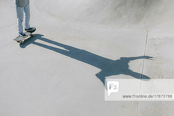 Schatten eines Mannes mit Skateboard an einem sonnigen Tag