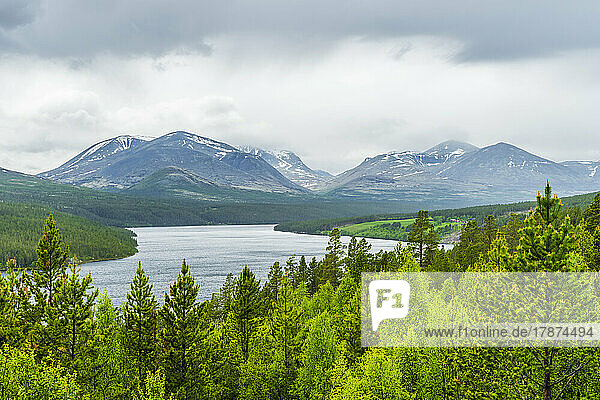 Norway  Innlandet  Lake in Rondane National Park with mountains in background