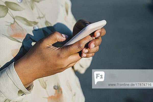 Hände einer Geschäftsfrau  die ihr Smartphone nutzt