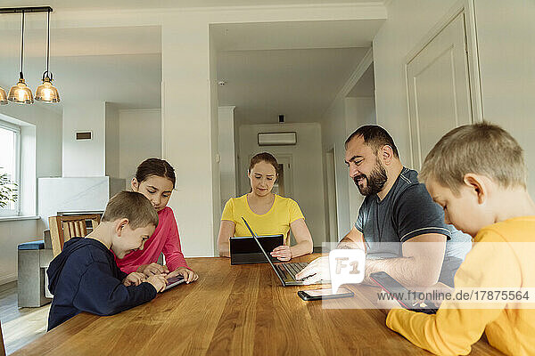 Parents with children using wireless technologies at home