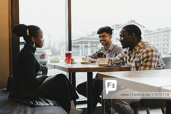Junge Freunde verbringen Zeit miteinander im Café
