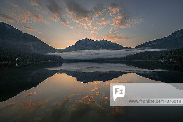 Austria  Styria  Altaussee  Lake Altaussee at foggy dawn