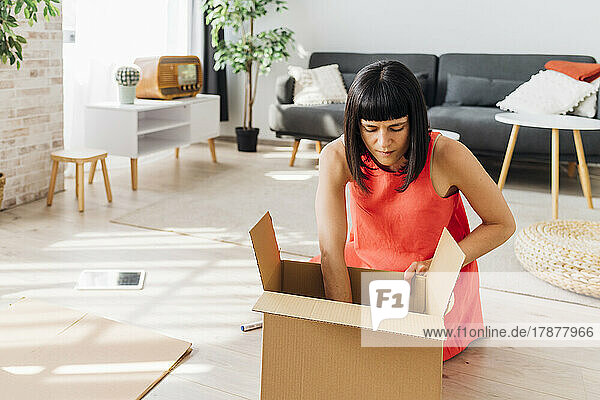 Frau packt zu Hause Kartons