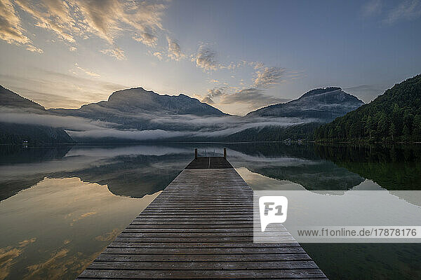Austria  Styria  Altaussee  Jetty on shore of lake Altaussee at foggy dawn