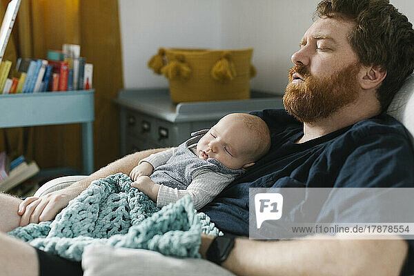 Father sleeping with newborn son (0-1 months)