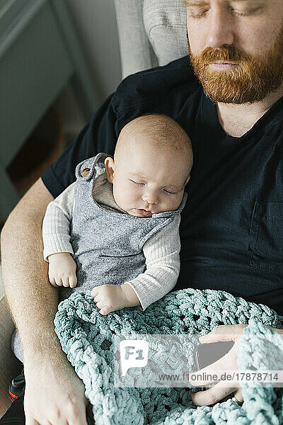 Father sleeping with newborn son (0-1 months)
