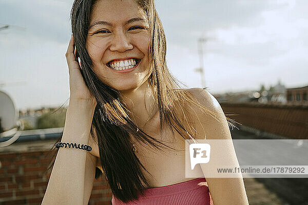Porträt einer glücklichen jungen Frau auf dem Dach