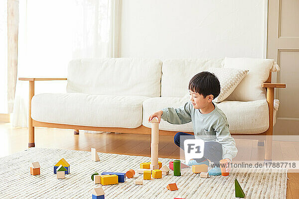 Japanisches Kind spielt zu Hause