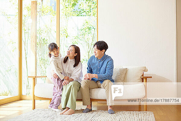 Japanische Familie zu Hause