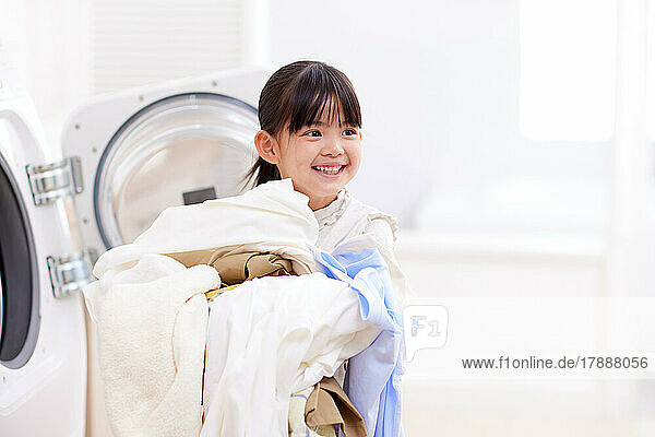 Japanisches Kind wäscht zu Hause