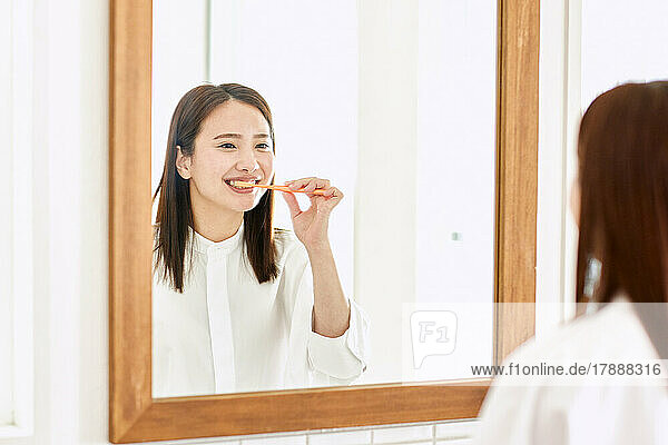 Japanische Frau beim Zähneputzen zu Hause