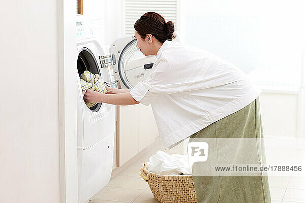 Japanische Frau wäscht zu Hause