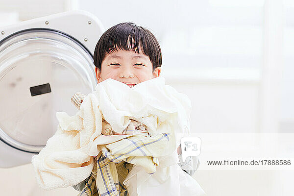 Japanisches Kind nimmt Wäsche heraus