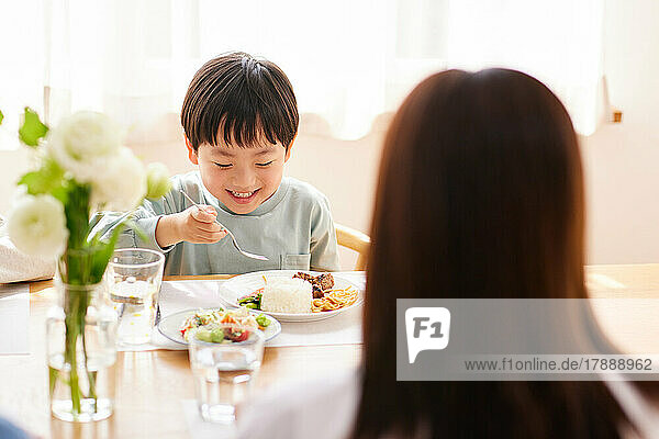 Japanische Familie beim gemeinsamen Essen zu Hause