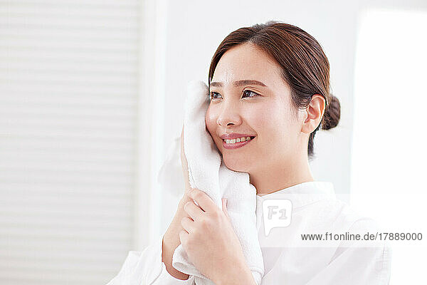 Japanische Frau wäscht ihr Gesicht zu Hause