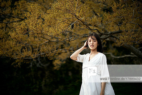 Japanische Frau in einem Wald