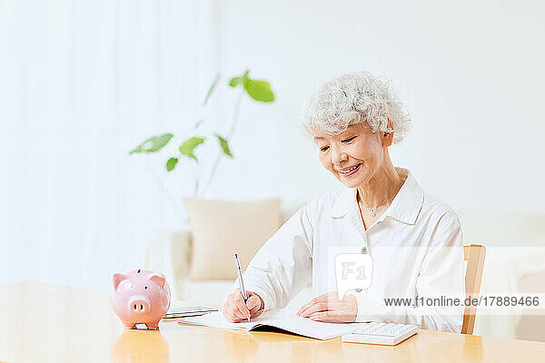 Japanische Seniorin macht Buchhaltung zu Hause