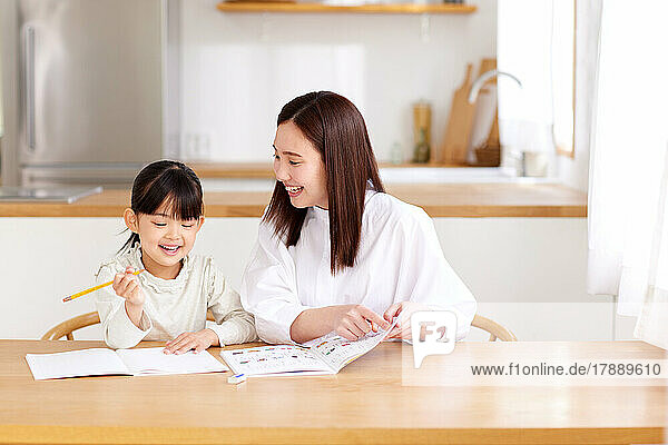 Japanisches Kind und Mutter lernen zu Hause