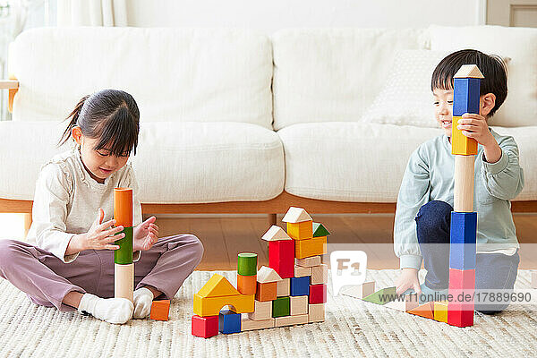 Japanische Kinder spielen zu Hause mit Spielzeug