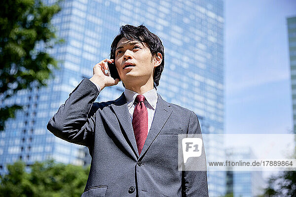 Japanischer Geschäftsmann am Telefon