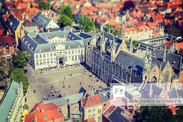 Vintage-Retro-Hipster-Stil Reise Bild der Luftaufnahme der Burg Platz mit dem Rathaus. Brügge (Brugge)  Belgien  Europa
