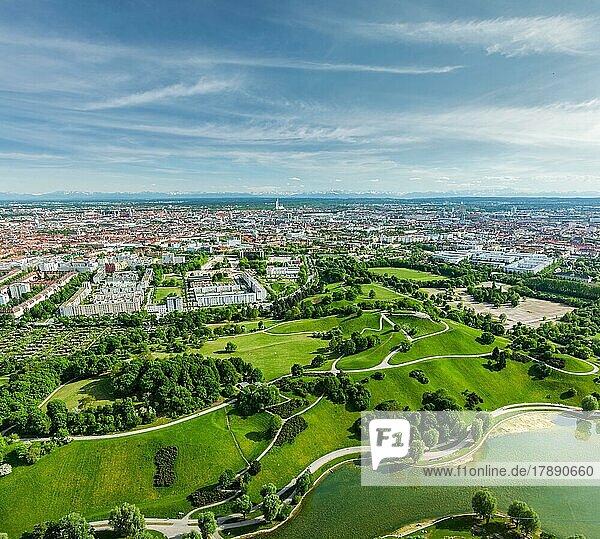 Luftaufnahme des Olympiaparks und Münchens vom Olympiaturm aus. München  Bayern  Deutschland  Europa