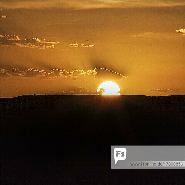 Sonnenuntergang über Tafelberg  Textfreiraum  Gegenlicht  Monument Valley  Arizona  USA  Nordamerika