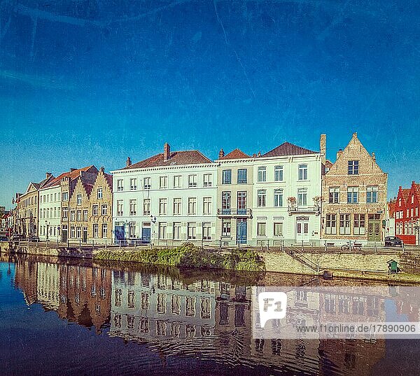 Vintage Retro-Hipster-Stil Reise Bild der Kanal und mittelalterliche Häuser. Brügge (Brugge)  Belgien mit überlagerter Grunge-Textur