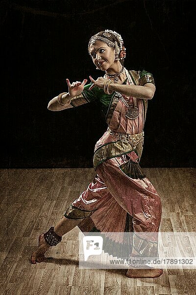 Vintage Retro-Stil Bild der jungen schönen Frau Tänzerin Exponent der indischen klassischen Tanz Bharatanatyam in Krishna Pose