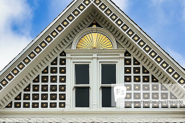 Viktorianisches Haus  Detail der verzierten Fassade  Giebel  Painted Ladies  Alamo Square  San Francisco  Kalifornien  USA  Nordamerika