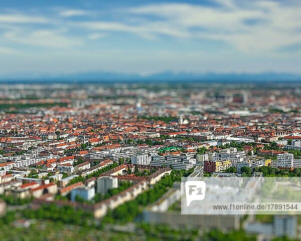 Luftaufnahme von München vom Olympiaturm aus. München  Bayern  Deutschland mit Tilt-Shift-Spielzeug Effekt geringe Schärfentiefe