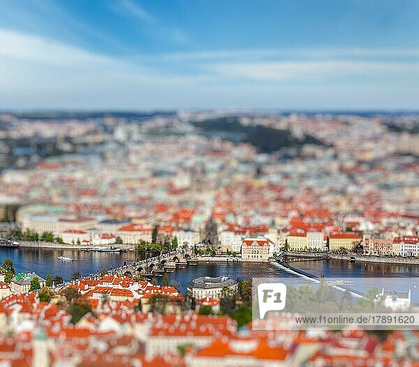 Luftaufnahme der Karlsbrücke über der Moldau und der Altstadt vom Aussichtsturm auf dem Petrin-Hügel mit Tilt-Shift-Spielzeug-Effekt und geringer Schärfentiefe. Prag  Tschechische Republik  Europa