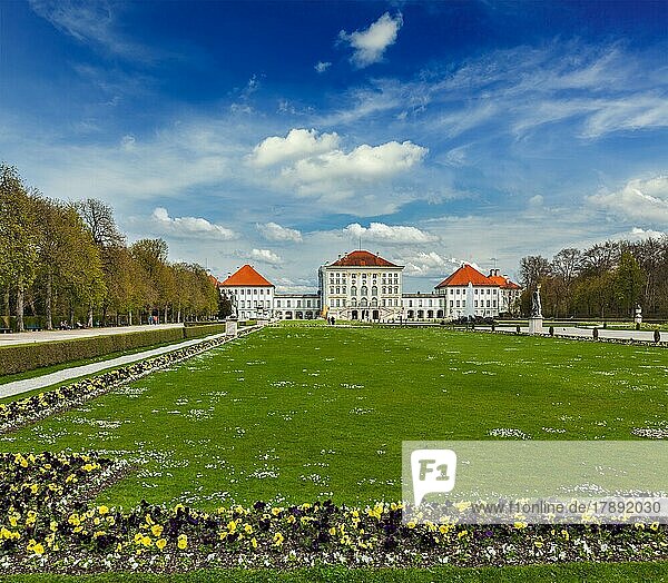 Großes Parterre (Barockgarten) und die Rückansicht des Nymphenburger Schlosses. München  Bayern  Deutschland  Europa