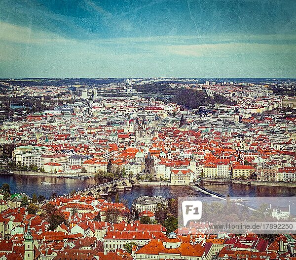Vintage Retro-Hipster-Stil Reise Bild der Luftaufnahme der Karlsbrücke über die Moldau und die Altstadt von Petrin Hügel Observation Tower mit Grunge-Textur überlagert. Prag  Tschechische Republik  Europa