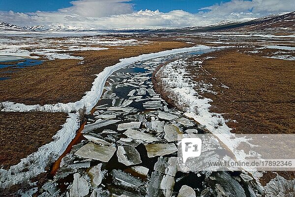 Drohnenaufnahme  Eisaufbruch  Eisschollen  Blackstone River  arktische Tundra  dahinter Ogilvie Mountains  Yukon  Kanada  Nordamerika