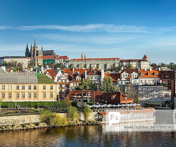 Blick auf Mala Strana und die Prager Burg über die Moldau. Prag  Tschechische Republik  Europa