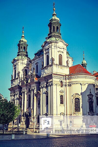 Vintage Retro-Hipster-Stil Reise Bild von St. Nikolaus Kirche am Altstädter Ring früh am Morgen  Prag  Tschechische Republik  Europa