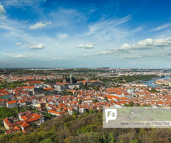 Luftaufnahme des Prager Stadtteils Hradschany: Veitsdom und Prager Burg  Blick vom Petrin-Aussichtsturm. Prag  Tschechische Republik  Europa