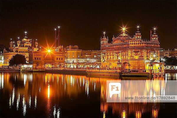 Die heilige Stätte der Sikhs  der Gurdwara Sri Harmandir Sahib  auch bekannt als der Goldene Tempel oder Darbar Sahib  ist nachts beleuchtet. Amritsar  Bundesstaat Punjab  Indien  Asien