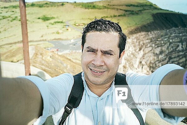 Nahaufnahme eines Mannes  der ein Abenteuer-Selfie macht  Tourist  der ein Selfie an einem Aussichtspunkt macht. Abenteuerlustige Menschen machen ein Selfie an einem Aussichtspunkt. Gutaussehender Tourist macht ein Selfie im Urlaub