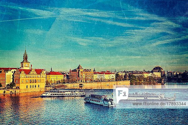 Vintage Retro-Hipster-Stil Reise Bild der Moldau mit Touristenbooten und Prag Stare Mesto Ufer Blick von der Karlsbrücke bei Sonnenuntergang mit Grunge-Textur überlagert. Prag  Tschechische Republik  Europa