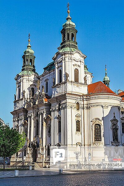 St. -Nikolaus Kirche am Altstädter Ring am frühen Morgen  Prag  Tschechische Republik  Europa