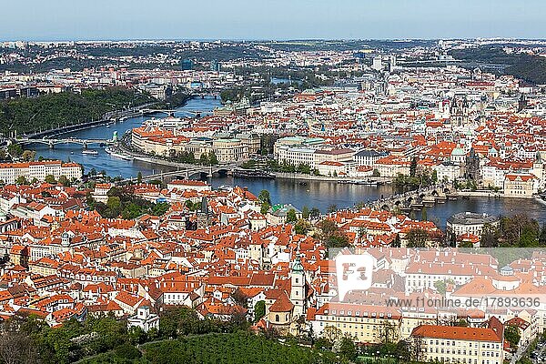 Luftaufnahme der Karlsbrücke über der Moldau und der Altstadt vom Aussichtsturm auf dem Petrin-Hügel. Prag  Tschechische Republik  Europa