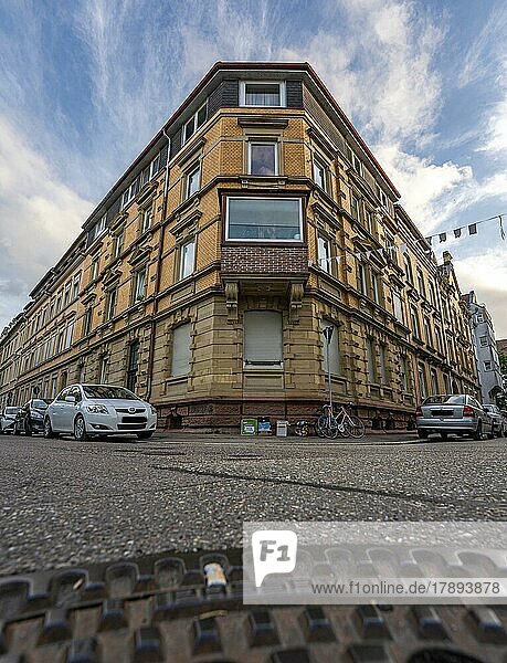 Blick auf historisches Eck Gebäude in der Innenstadt mit Gulli Deckel im Vordergrund  Pforzheim  Deutschland  Europa